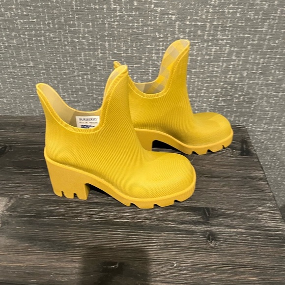 NIB Burberry Marsh ankle rain rubber sole heel boots Manilla yellow US 7 1/2 - Picture 5 of 12